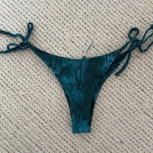 Bikinitrosa - Jättefin bikinitrosa i ormprint, mer gröna i verkligheten men svårt att få exakt färg på bild, men en otrolig grön färg! Helt oanvända med klisterlapp kvar, strl M🦋 30kr + frakt 🦋