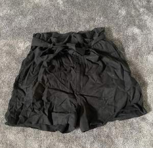 Superfina linneshorts från Bikbok. Köpta oanvända här på plick men de passade inte mig så säljer vidare! Superfina med hög midja och resår bak så man får väldigt fin siluett! 🥰 