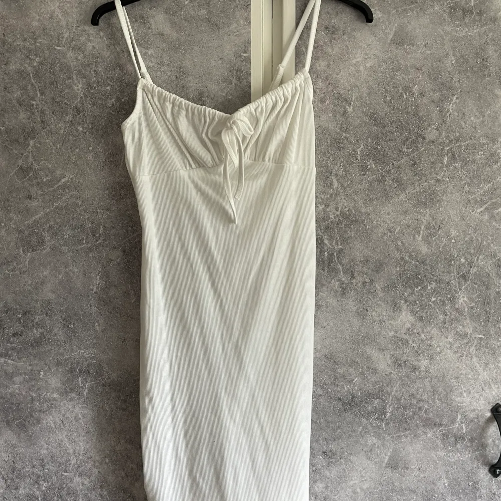 En vit klänning från shein som är helt oanvänd . Klänningar.