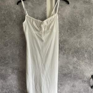 En vit klänning från shein som är helt oanvänd 