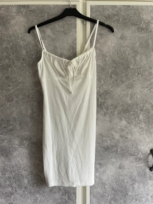 Klänning  - En vit klänning från shein som är helt oanvänd 