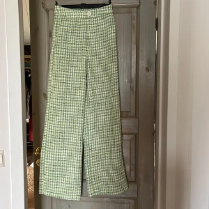 Byxor - Grönrutiga byxor från Stradivarius, aldrig använda.