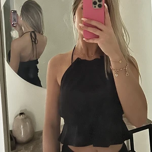 Satin topp med öppen rygg - Satin topp med öppen rygg, snörning runt halsen och stretchig markering runt magen, xs men funkar även som s 