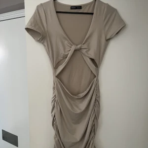 Klänning  - Bara provat,blev inte som önskad