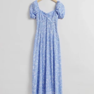 & Other stories klänning (strl 36) - Oanvänd blommig klänning från & Other Stories, storlek 36. 100% viskos. Superfin sommarklänning!🍒