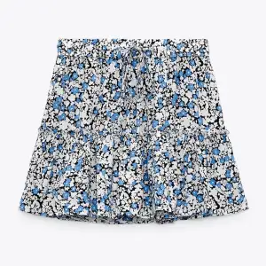 Säljer denna kjolen från zara som har insydda shorts. Köpt för ca två år sedan i väldigt bra skick.