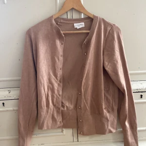 Ljusbrun kofta  - SUPERsnygg brunkofta 😍!!!!! Säljer pga får ingen användning av den. Helt ny och aldrig använd. Perfekt till sommaren och hösten 