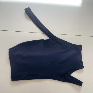 Topp - Två toppar, passar perfekt för en utekväll eller när man vill känna sig lite extra fin, super nice modell! Aldrig använda. 70 kr inklusive frakt
