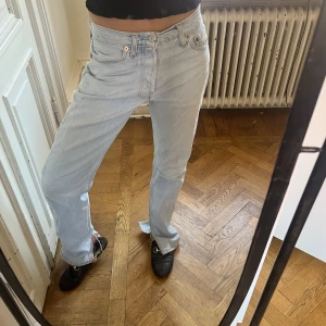 Lågmidjade Levis jeans med slits  - Ljusa somriga Vintage Levis jeans köpta i en vintagebutik i nice. Jeansen är straight/ utsvängda med slits på sidorna.  Mått: Midja - 74 cm  Innerbenslängs- 80cm (Jag är 168 cm och brukar bära S) 