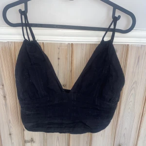 Topp från bershka  - Fin topp från bershka i Italien men sälj då den aldrig används