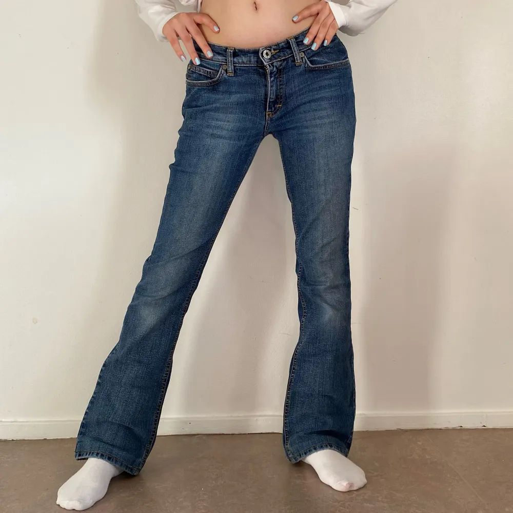 Skit snygga låga bootcut jeans med detaljerade fickor som ger en smickrande form 😻😭kom privat vid frågor💓. Jeans & Byxor.