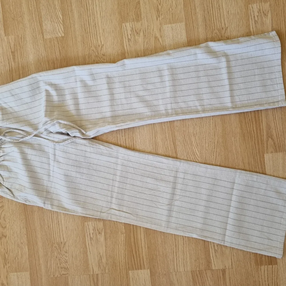 Almost brand new linen pants, bought at H&M, never been worn and are still in great condition. They are to small for me.. Jeans & Byxor.