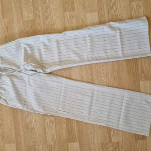 Almost brand new linen pants, bought at H&M, never been worn and are still in great condition. They are to small for me.