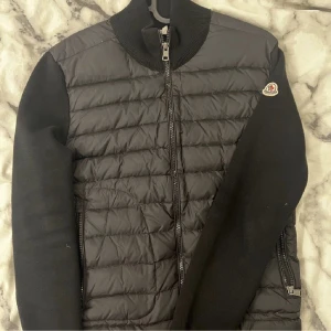 Moncler cardigan - Säljer min moncler cardigan eftersom den inte passar längre, priset kan diskuteras vid snabbaffär. Bra skick 9/10, storlek S