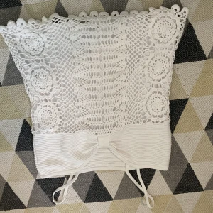  Vit sommar topp -  En vit sommar topp som inte har kommit till stor användning eftersom den är förstor för mig.