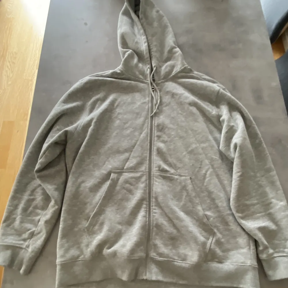 En zip hoodie från weekday. Som jag säljer för att den inte används. Änvänt fåtal gånger så den är i bra skick . Hoodies.