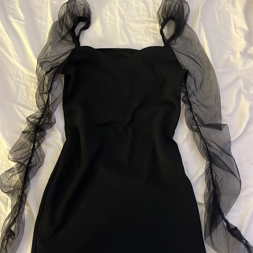 svart klänning med mesh armar i storlek s. Klänningar.