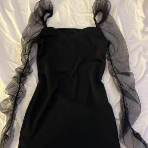 svart klänning med mesh armar i storlek s