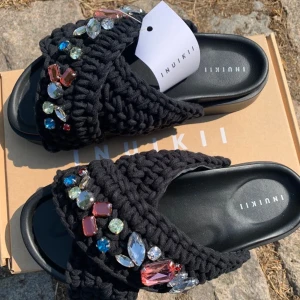 Inuikii tofflor  - Säljer mina inuikii tofflor i storlek 39. Helt oanvända säljer pga fel storlek. Endast provade ☺️säljer för 1600 (ordinarie pris 2299) 