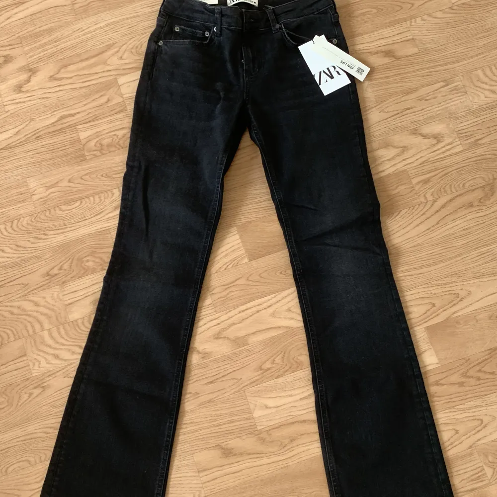 Ett par lågmidjade svarta jeans från Zara. Dem är utsvängda nertill (bootcut). Original priset 400 kr. Oanvända då dom var precis så dom var lite korta på mig som är 175cm. Super fina.. Jeans & Byxor.