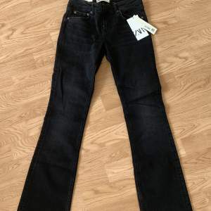 Ett par lågmidjade svarta jeans från Zara. Dem är utsvängda nertill (bootcut). Original priset 400 kr. Oanvända då dom var precis så dom var lite korta på mig som är 175cm. Super fina.