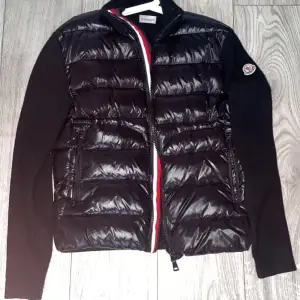 Moncler cardigan, nyskick storlek (M) Sitter i Borlänge men kan mötas i stort sätt hela Dalarna helst (borlänge,falun,leksand,ludvika,djurås och säter) PRIS KAN DISKUTERAS!!!