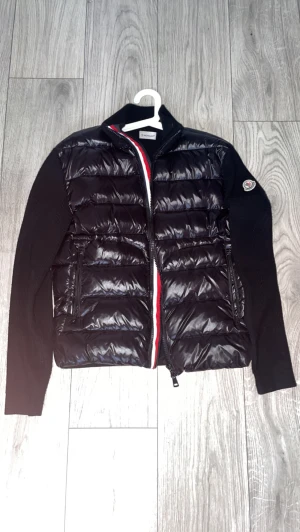Moncler Cardigan - Moncler cardigan, nyskick storlek (M) Sitter i Leksand men kan mötas i stort sätt hela Dalarna (borlänge,falun,ludvika,djurås, säter OSV) PRIS KAN DISKUTERAS!!! För köp kontakta mig (0736654956)