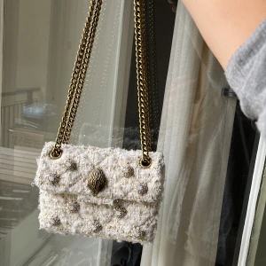 Kurt Geiger väska - Supersnygg och unik kurt geiger väska som går att ha på axeln med kortare band, eller crossbody! Den är använd ca 3 gånger så i perfekt skick!