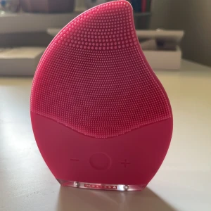 ansiktsmassör - funkar bra! len och masserar in huden perfekt om du tvättar ansiktet mycket! har används 3 gånger men den är tvättad! finns laddare som du får med utan extra kostnader såklart 