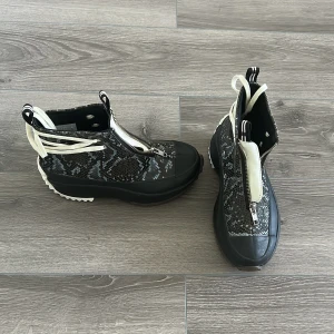 Converse run star hike  - Jag säljer ett par helt nya converse som är bara testade en gång men dom är tyvärr små. Har lådan kvar. Vi kan diskutera vid priset 