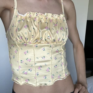 Trendig blommig satintopp - Jättefin satintopp i nyskick, storlek xs!❤️