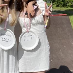 zara klänning - säljer denna supersöta klänning från zara med öppen rygg med snörning, den är endast använd en gång och i princip i nyskick!😽nypris 400