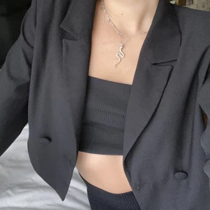 Croppad blazer, Gina tricot  - Croppad svart blazer från Gina tricot, så gott som oanvänd