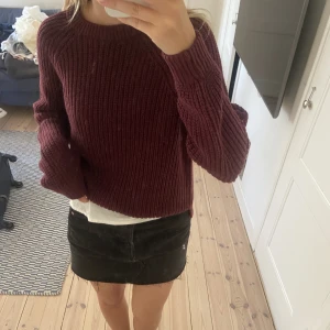 Stickad tröja - Säljer denna fina vinröda stickade tröja från Vero Moda i storlek S