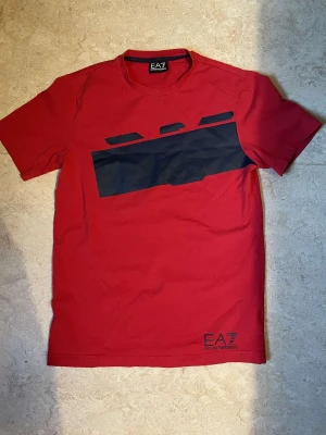 EA7 T-shirt  - Färgglad T-shirt som inte finns att köpa längre. Väldigt sällsynt för att vara Armani, stilig och perfekt för sommar. Stor i storleken så de passar nån som bär S.