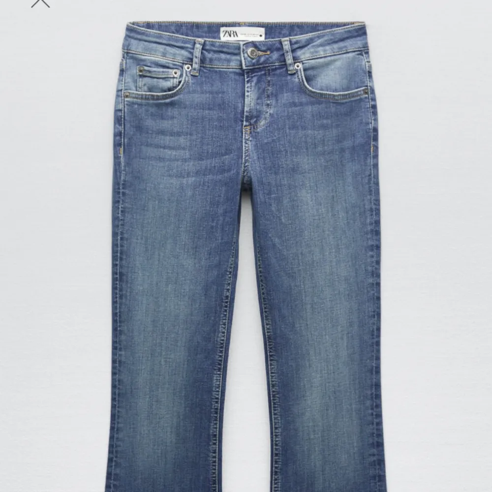 Säljer nu mina lågmidjade bootcut jeans ifrån ZARA då dom tyvärr blivit för stora. Har tre olika färger. Svarta, mörkblå och ljusblå!💞. Jeans & Byxor.