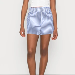 SHORTS💙 - Randiga shorts från Monki, Köpta förra året och använda runt 3 gånger🫶🏻De är högmidjade men går att vika ner och så de blir lågmidjade