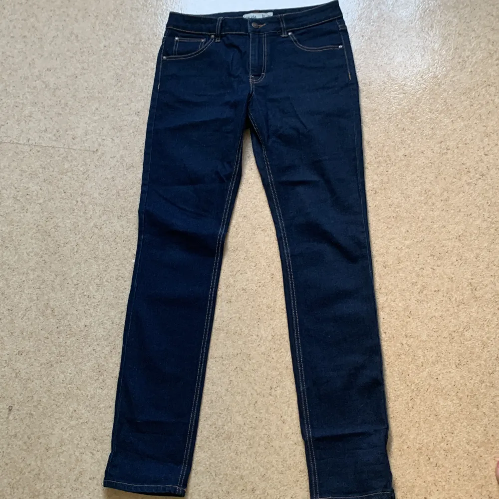 Ginatricot Silvia jeans, helt oanvända i färgen marinblå. Jeans & Byxor.