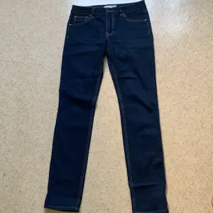 Ginatricot Silvia jeans, helt oanvända i färgen marinblå