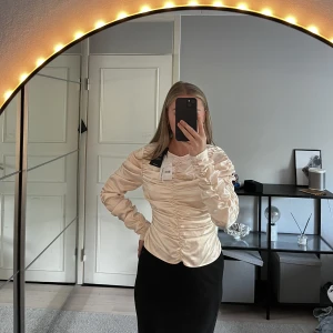 Satinblus - Långärmad satinblus från Na-kd, helt oanvänd. Nypris 489kr