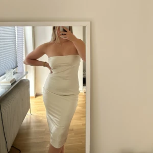 Satin klänning - Oanvänd klänning från Gina tricot med lapparna kvar. SLUTSÅLD på hemsidan. nypris 499, mitt pris 200