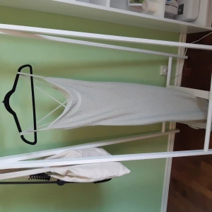Glittrig balklänning - Super fin glittrig ljusgrön balklänning med öppen rygg, som tyvärr är för stor för mig. I bra skick och stretchig.