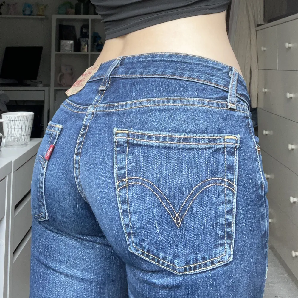lågmidjade bootcut jeans ifrån levi’s. lite smått slitna nedtill samt lappen där bak, annars inga större defekter. innerbenslängd 80 cm, midjemått 72 cm (mätt tvärs över). använd gärna köp nu 💗. Jeans & Byxor.
