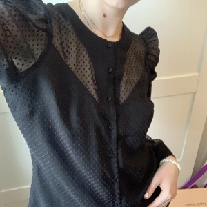 Svart blus - En super fin svart blus som dessvärre inte kommer till användning ❤️ Den är från Hm och skulle säga att den är storlek S/36  Ej frakt! 