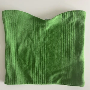 Ny grön topp - Från ginatricot  Ny med lappar  Grön tubtopp Strl S