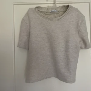 T-shirt tröja zara - Säljer denna oanvända T-shirt tröjan ifrån zara. Storlek S men passar även XS (leveransen är 20kr)