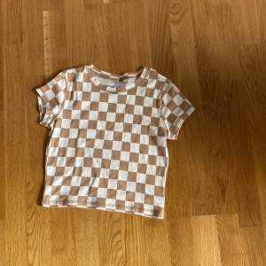 En brun rutig t-shirt från Lindex, använd bara en gång och säljs pga ingen användning, pris kan diskuteras!🤗