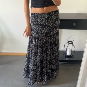 Långkjol - Säljer nu denna nästintill oanvända somriga långkjol💓 Kommer inte till användning därav bestämde jag mig för att sälja den. Köpt från Mango men för några år sedan så finns inte längre i sortimentet.🫶🏼