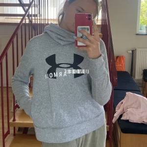 Träningshoodie från under armour! - Hej!   En träningshoodie med fleece på insidan och stor krage/hoodie perfekt när det är lite kallare på kvällarna! Har även fickor Köpt för 500kr!  Rensar garderoben och säljer ut en massa kläder! Samfraktar gärna, priset är diskuterbart vid snabb affär!❤️