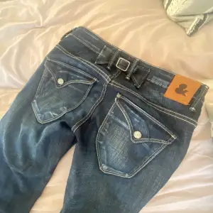 INTRESSEKOLL på dessa unika jeans. Köpt på second hand. Sitter bra på en med strl 34/36. Jeansen är låg midjade & straight leg. Sjukt snygga men får tyvärr inte mycket användning av det, där av annons. Bra skick. Kom privat för bild.Priset kan diskuteras💞